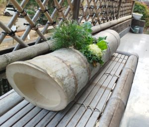 七草粥に、食材を集めた竹製の鉢